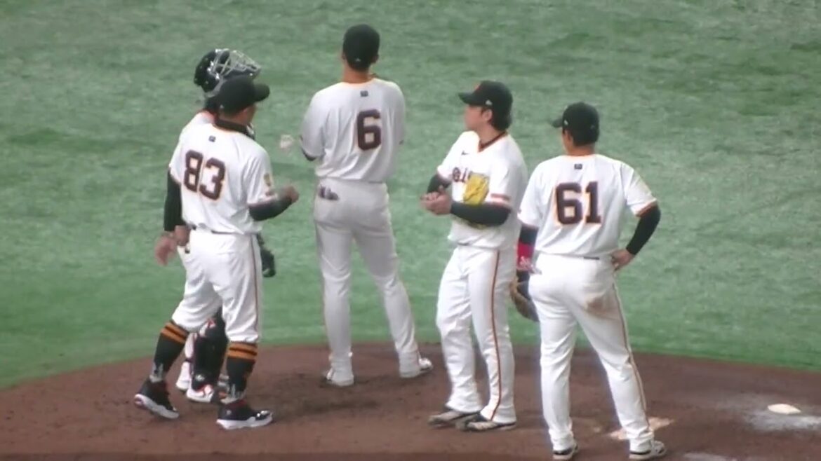 中野拓夢デッドボール 申し訳なさそうな甲斐拓也 心配そうな藤川球児に謝る阿部慎之助 すれ違う時に謝らない高梨雄平 　2025年5月7日 東京ドーム 読売ジャイアンツ対 阪神タイガース