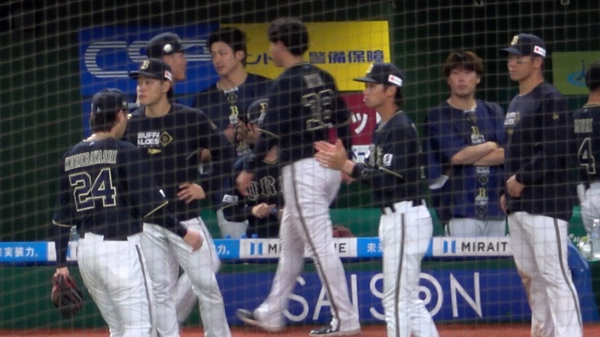 サヨナラ負け直後、守備についていたみんなを迎えるオリックスベンチ