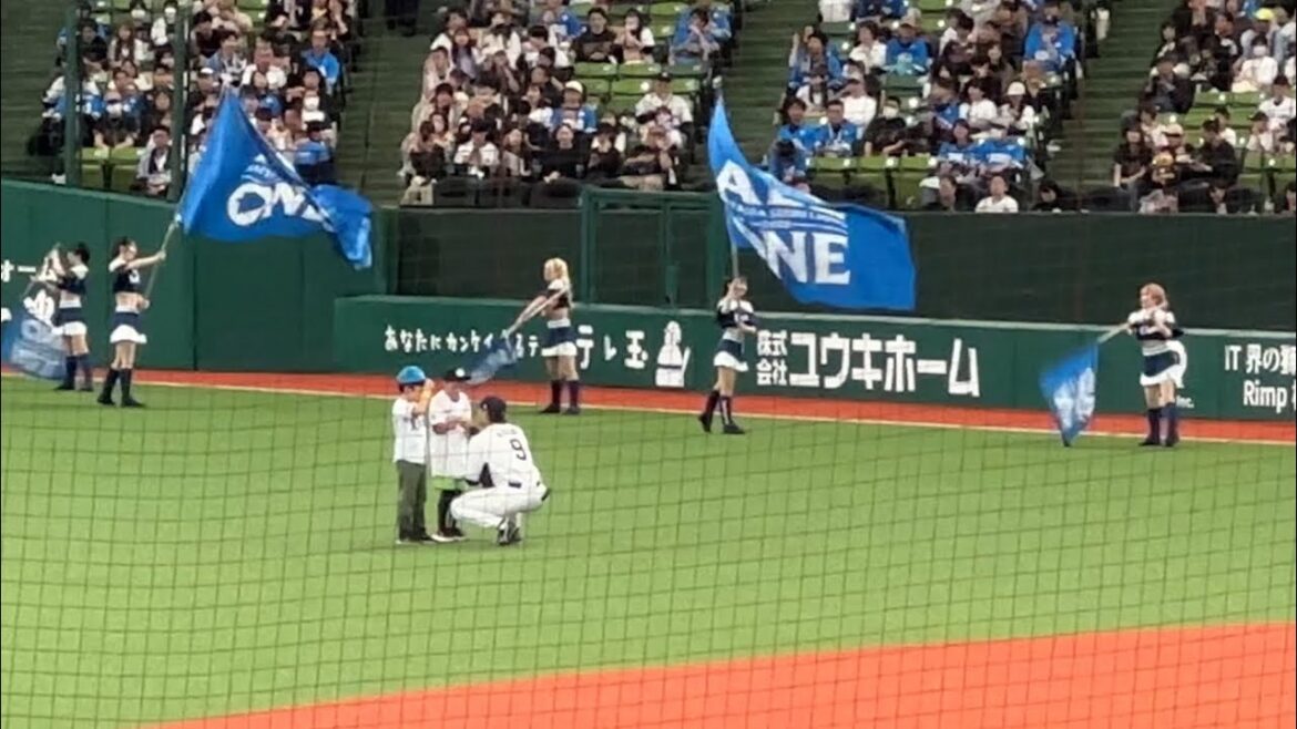 今季初出場の蛭間選手はしゃがんでちびっこにボールを手渡し ライオンズスタメン選手送り出し➡︎ヱビスビールの売り子さん始球式 【西武vsオリックス】2025/5/17 今季初出場の蛭間選手はしゃがんでちびっこにボールを手渡し ライオンズスタメン選手送り出し➡︎ヱビスビールの売り子さん始球式 【西武vsオリックス】2025/5/17