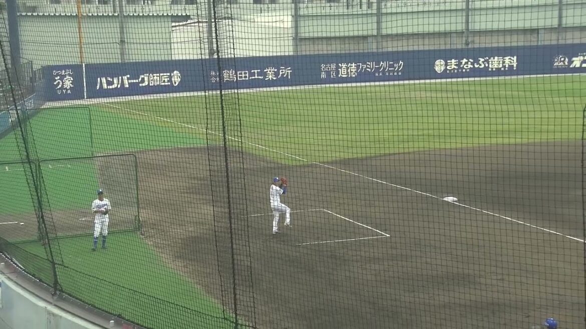 中日ドラゴンズ 先発の岡田俊哉投手と土田龍空選手が並んでキャッチボール 2025/5/16 ナゴヤ球場
