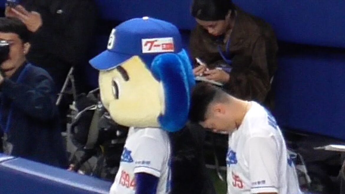 国歌演奏　ドアラの耳に頭をつけてみる細川成也　中日ドラゴンズVS東京ヤクルトスワローズ　2025/04/25