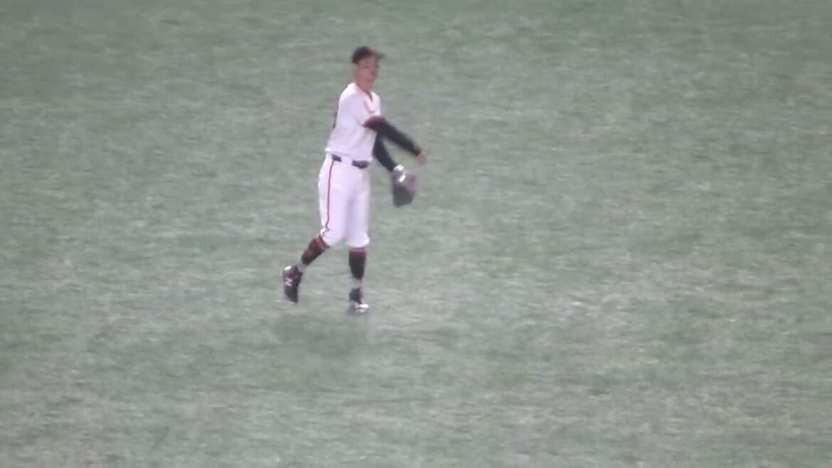 ホームランの若林楽人がライトスタンドの声援に応える　2025年5月7日 東京ドーム 読売ジャイアンツ対 阪神タイガース