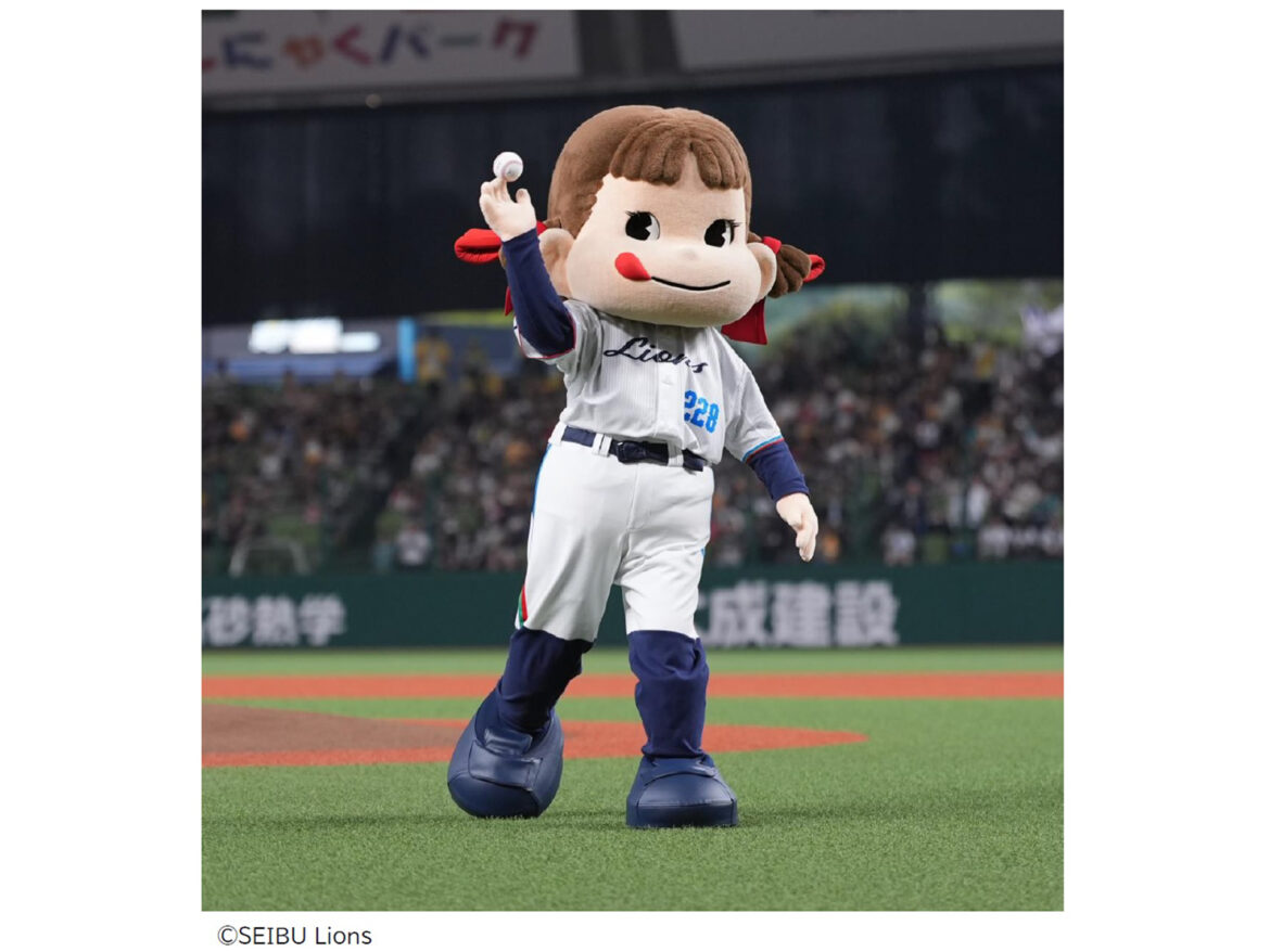 不二家×埼玉西武ライオンズ「ペコちゃんスペシャルナイター」でペコちゃんが始球式！　ガラポン抽選会も 先着1万5000名にオリジナルデザインの“うちわ”も配布 - グルメ Watch