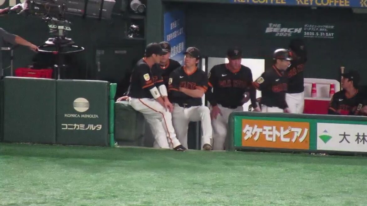 増田大輝が重信慎之介と談笑中（読売ジャイアンツ対 中日ドラゴンズ 2025年5月16日）