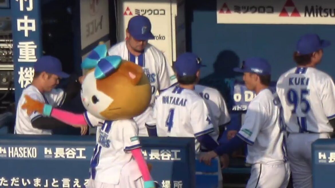 【横浜DeNAベイスターズ】度会隆輝がグラウンドイン前に戸柱恭孝に抱き着いて心を落ち着かせる 現地映像