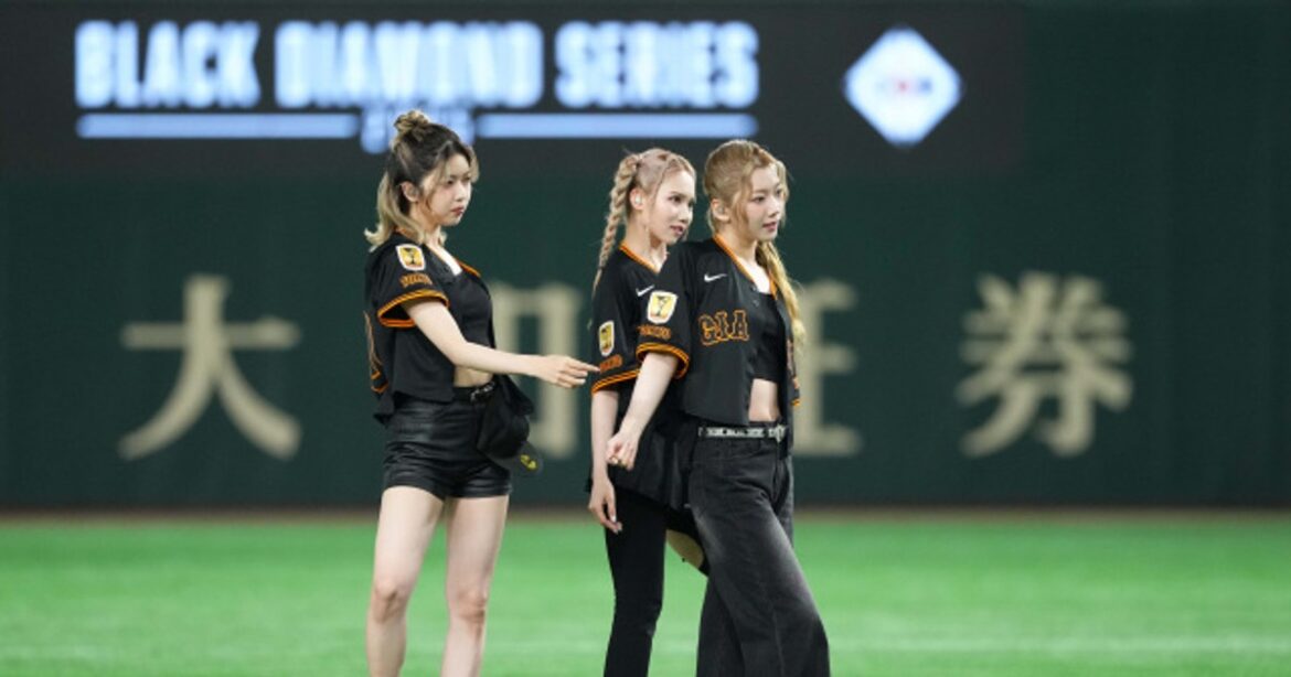 ORICON NEWS：IS:SUE、東京ドームでファーストピッチ　力強いボーカル＆息のそろったダンスで魅了 | 毎日新聞