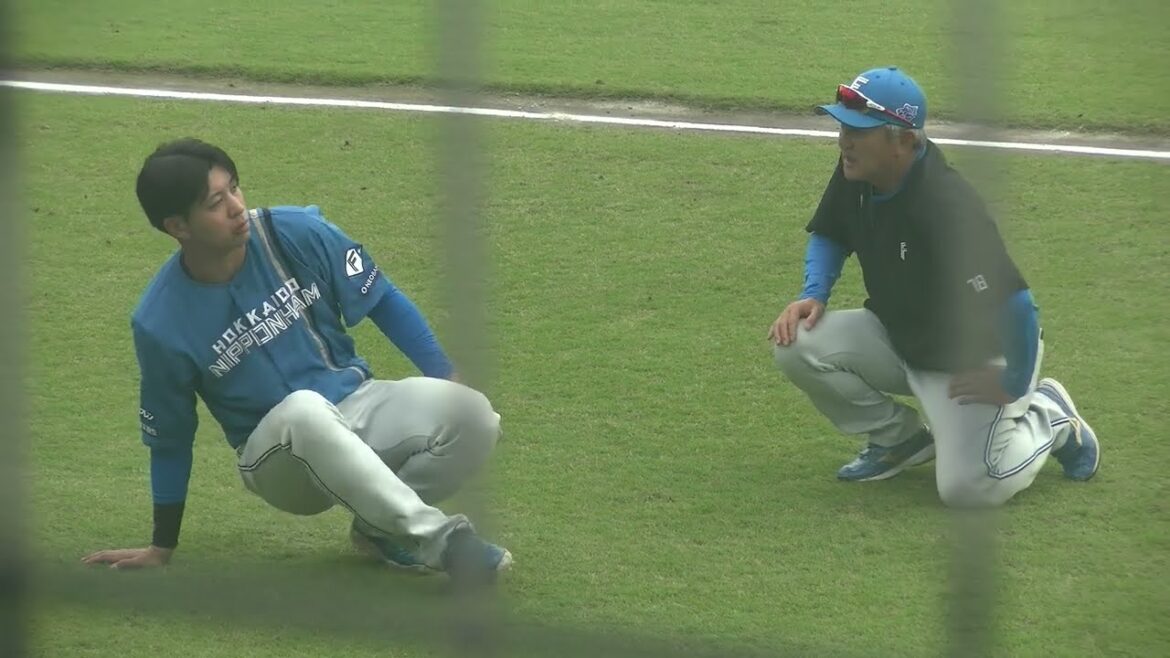 北海道日本ハムファイターズ 古川裕大選手と清水雅治コーチが試合終了後にグラウンド上で話し合う 2025/5/23 愛鷹球場