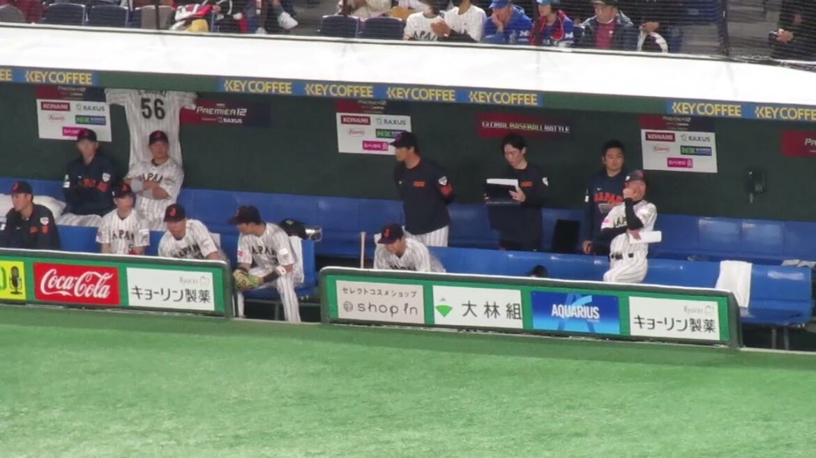 ピンチの鈴木昭汰を見守る日本ベンチの選手たち（2024年11月22日 プレミア12日本 対 ベネズエラ ）