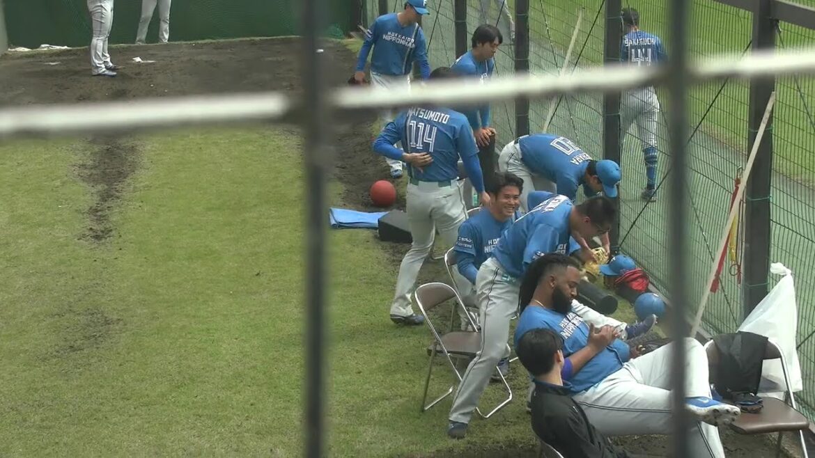 北海道日本ハムファイターズ ブルペンの様子 北浦竜次投手が松本遼大投手の頭をツッコミ感覚？で叩いたり投球練習したり、浅利太門投手が赤いボールを投げたり 2025/5/23 愛鷹球場