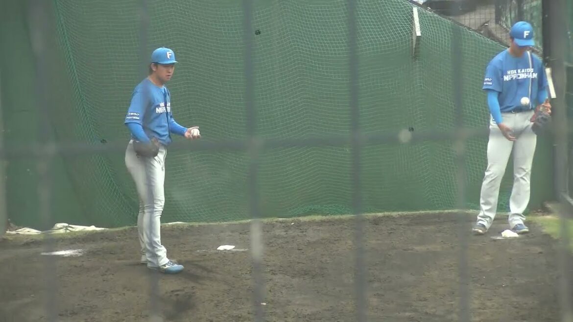 北海道日本ハムファイターズ ブルペンの様子 次に投げる北浦竜次投手は投球練習 柴田獅子投手は準備 上原健太投手はニヤニヤ 2025/5/23 愛鷹球場