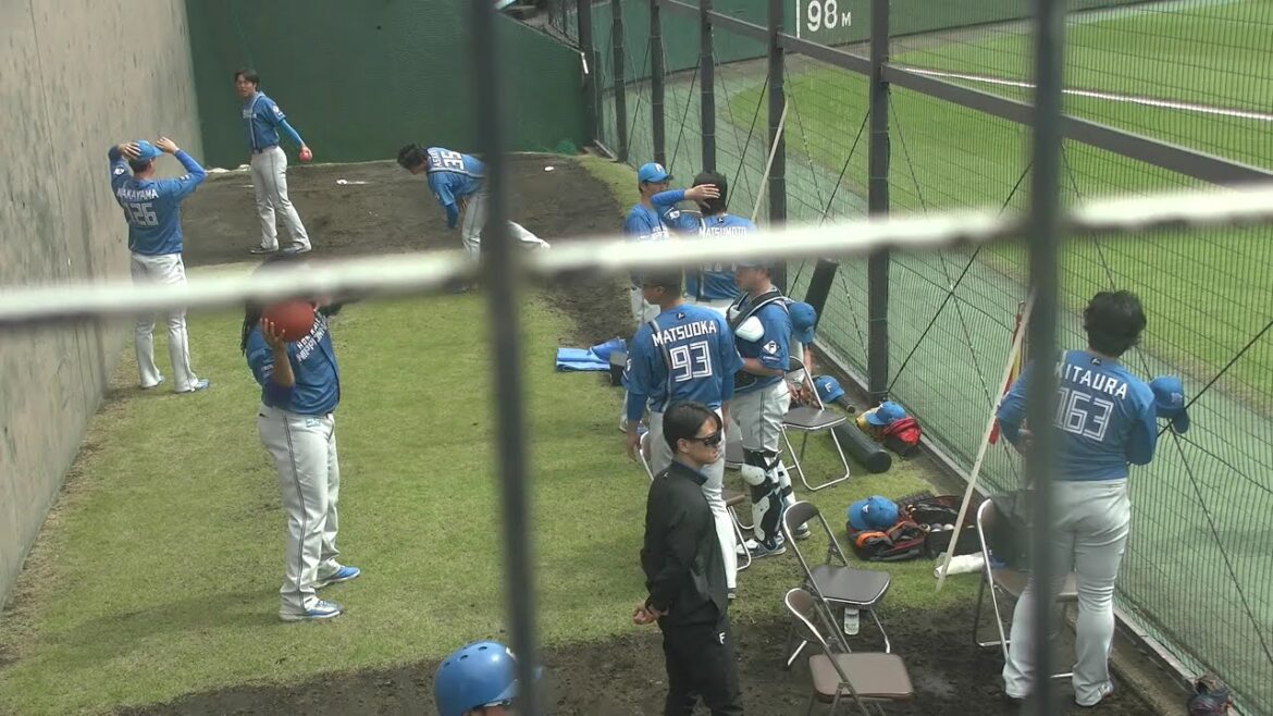 北海道日本ハムファイターズ ブルペンの様子 松岡洸希投手がザバラ投手の髪をいじり、柴田獅子投手は棒でストレッチ 中山晶量投手は壁で逆立ち 2025/5/23 愛鷹球場