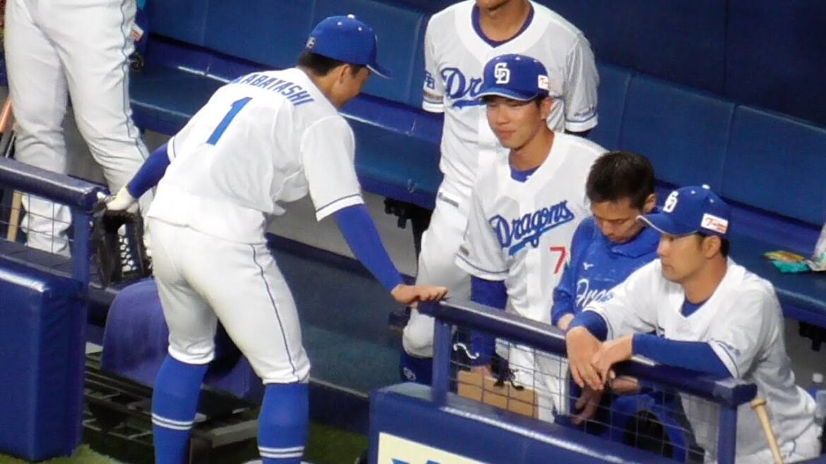 岡林勇希とゆかいな仲間たち　花束贈呈の福永裕基に立ちはだかる岡林勇希　中日ドラゴンズVS阪神タイガース　2025/05/25