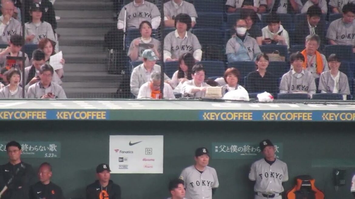 山野太一の投球にタイミング合わせたりするベンチの浅野翔吾の様子【読売ジャイアンツ対 ヤクルトスワローズ2025年5月23日】