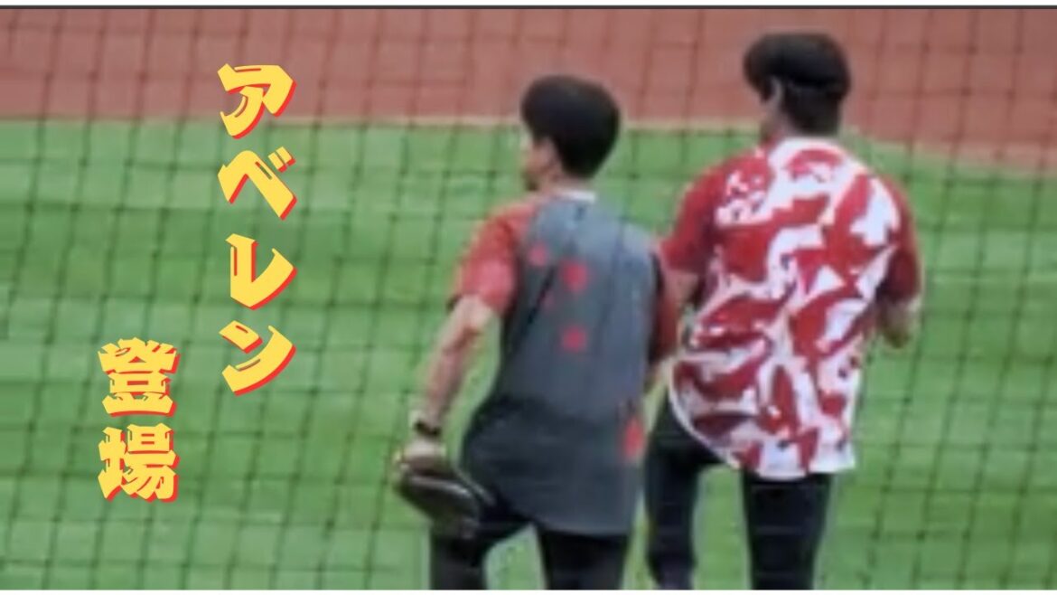 ピッチャー中田廉、キャッチャー安部友裕による始球式