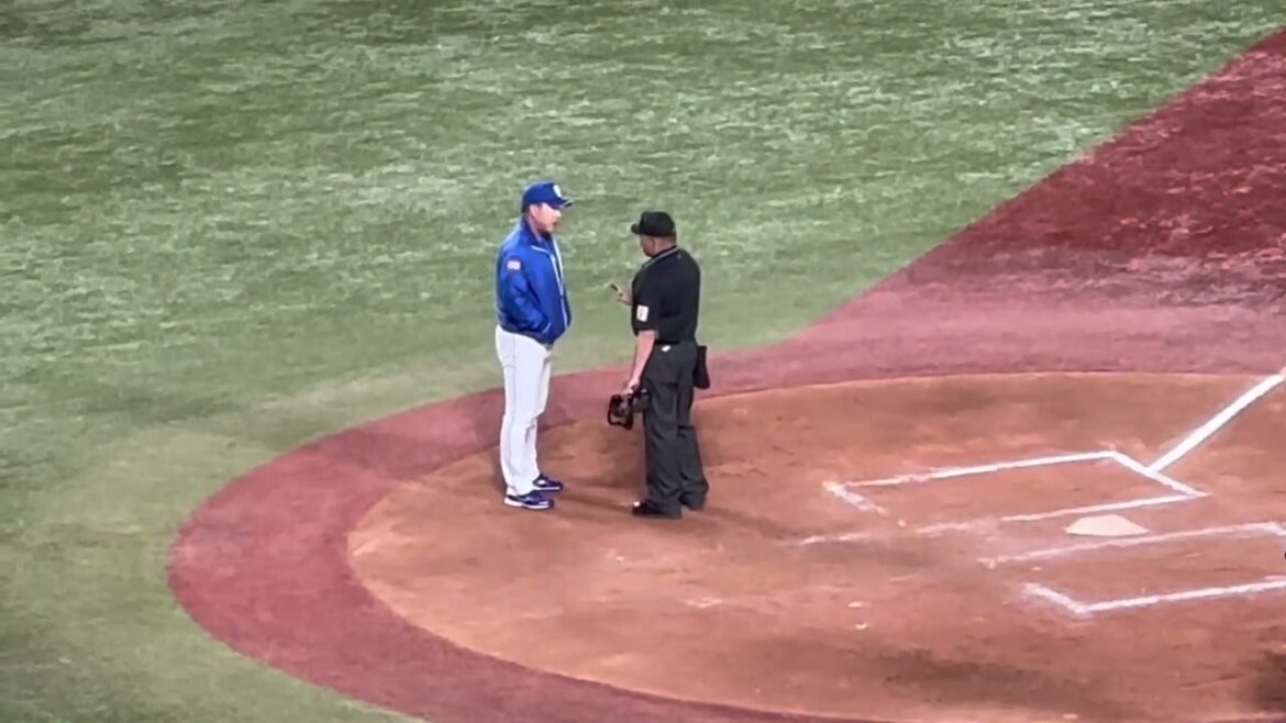 川越誠司のファール判定に納得いかない井上監督！山路審判に詰め寄る！