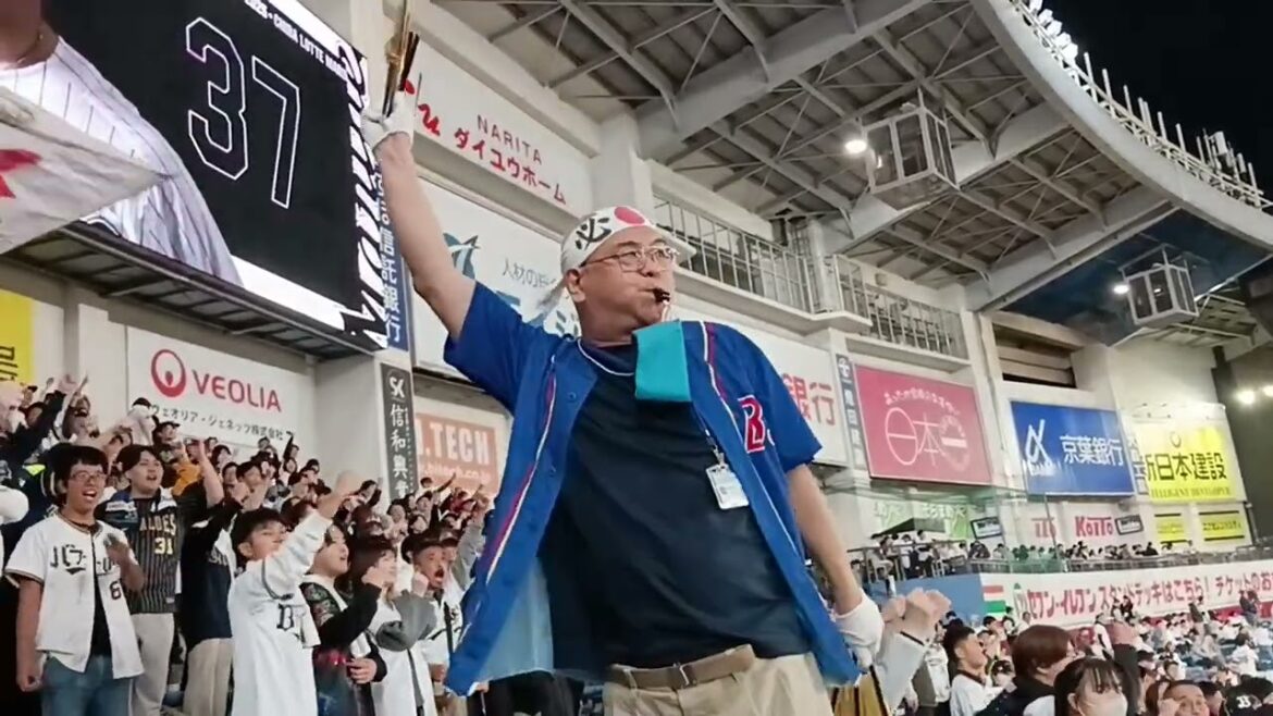 最終回の逆襲劇をリードする人間国宝50番先生　オリックス東京応援団　先頭バッター来田を応援リード