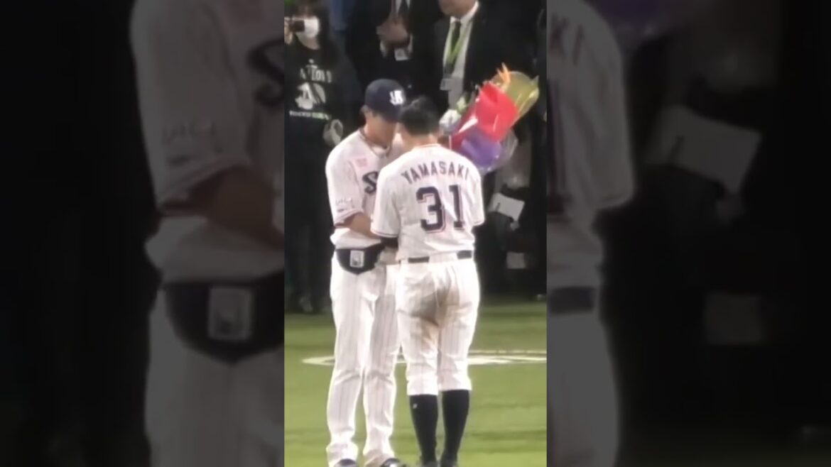 山田哲人、山崎晃大朗に花束を贈る #東京ヤクルトスワローズ #shorts