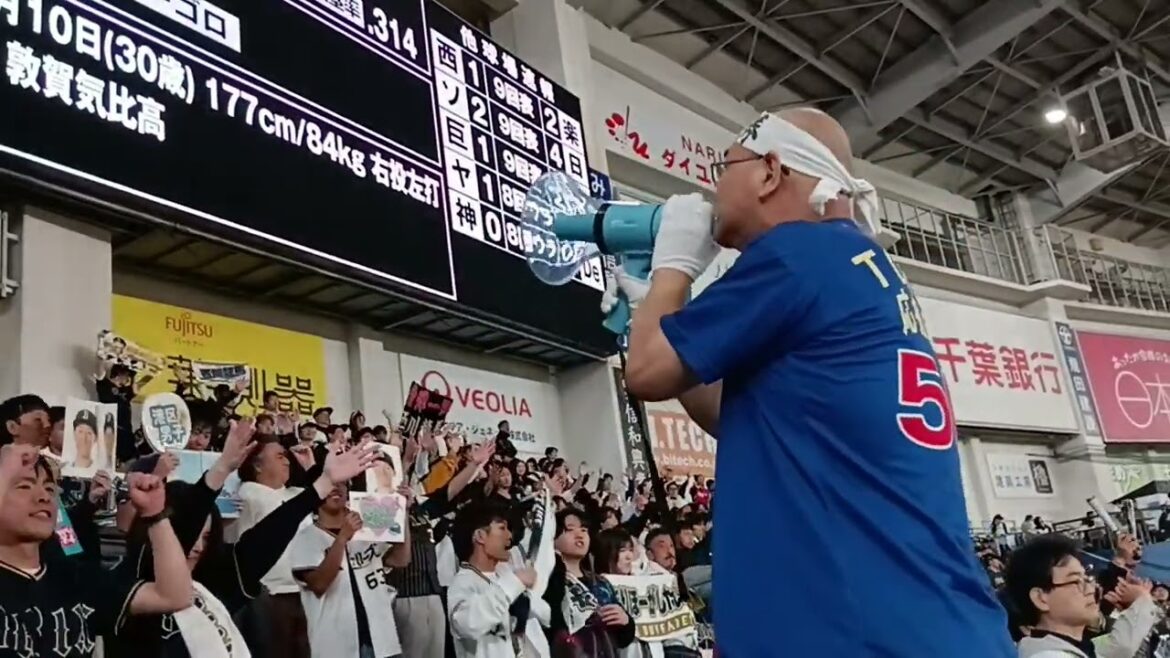 9回先頭打者がツーベース。チャンスで登場する廣岡大志 チャンステーマでの応援団リードする人間国宝・50番先生 応援東京応援団 2025.5.27 ZOZOマリン オリックスvsロッテ8回戦 9回先頭打者がツーベース。チャンスで登場する廣岡大志 チャンステーマでの応援団リードする人間国宝・50番先生 応援東京応援団 2025.5.27 ZOZOマリン オリックスvsロッテ8回戦