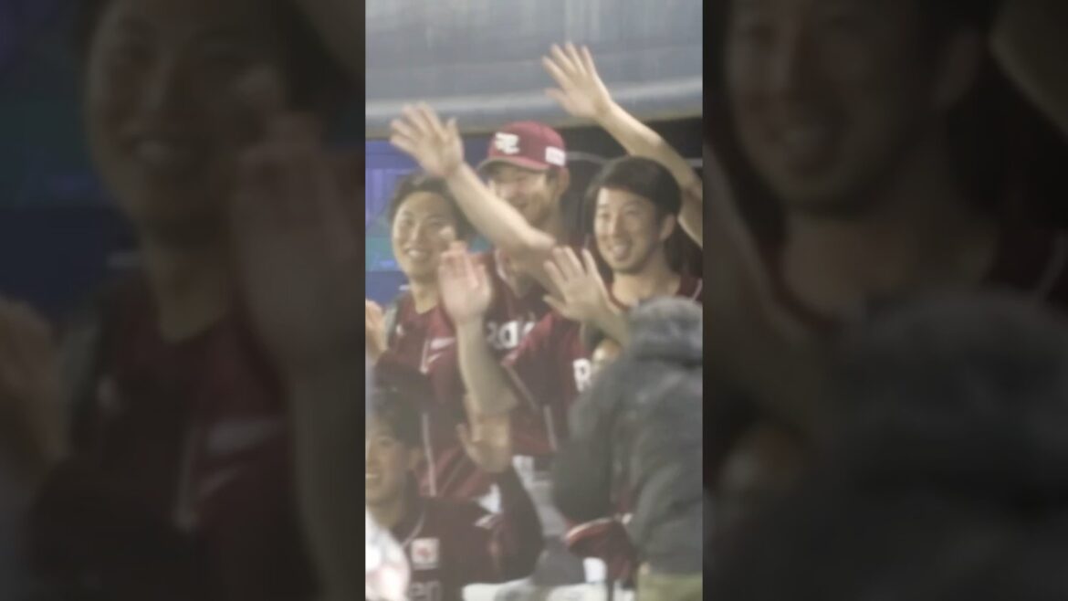 楽天 加治屋蓮 移籍後初勝利 ヒーローインタビューを最後まで見守る選手たち。2025.5.27