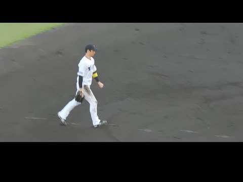 【フライング失敗】リクエストでアウトを確信しベンチに戻るもセーフ判定でセンターへ引き返す近本光司 【フライング失敗】リクエストでアウトを確信しベンチに戻るもセーフ判定でセンターへ引き返す近本光司