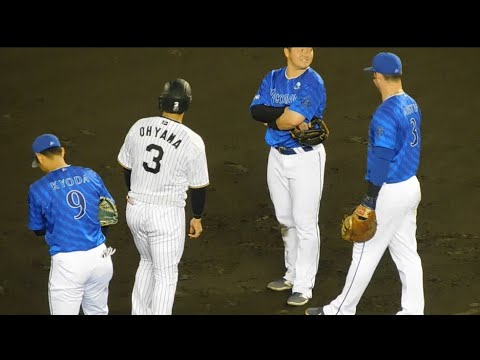 【オオヤマさんアウトですよ..】リクエストで横浜ナインに囲まれてしまう大山悠輔 和やかな空気が流れる 【オオヤマさんアウトですよ..】リクエストで横浜ナインに囲まれてしまう大山悠輔 和やかな空気が流れる