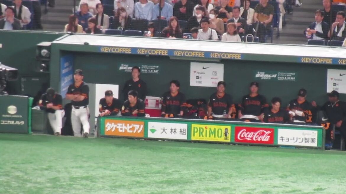巨人ベンチ 赤星優志に話しかける甲斐拓也など（読売ジャイアンツ対 中日ドラゴンズ 2025年5月16日）