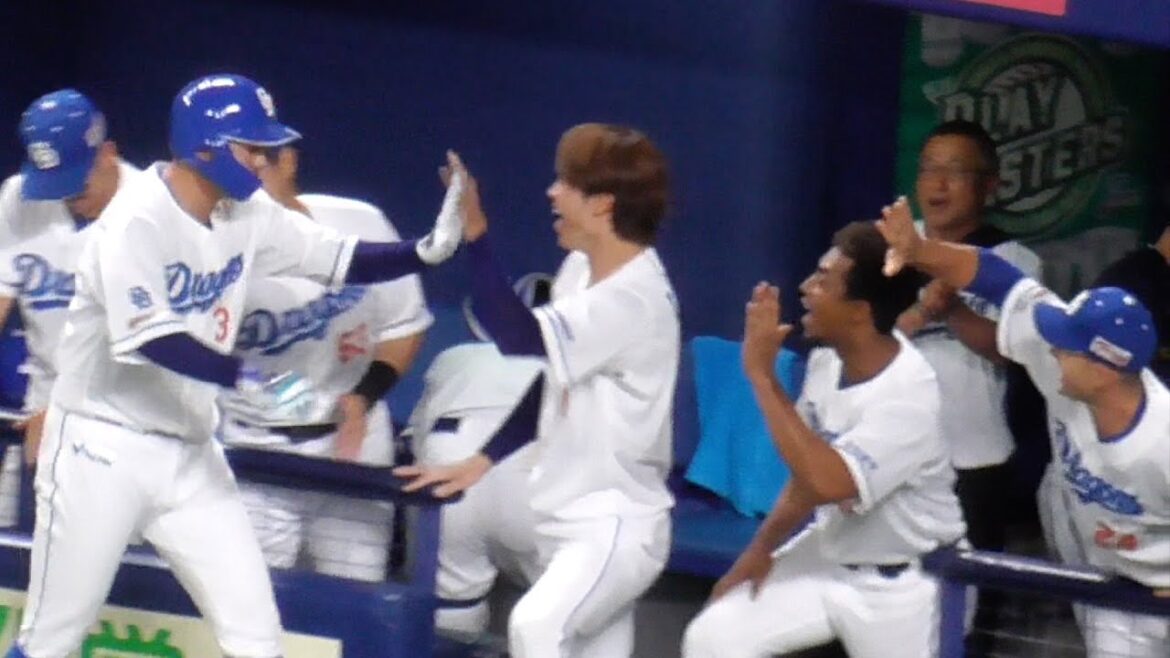 今日1番の盛り上がり　高橋周平が同点タイムリーの瞬間のドラゴンズベンチ　髙橋宏斗とハイタッチ　中日ドラゴンズVS読売ジャイアンツ　2025/05/31
