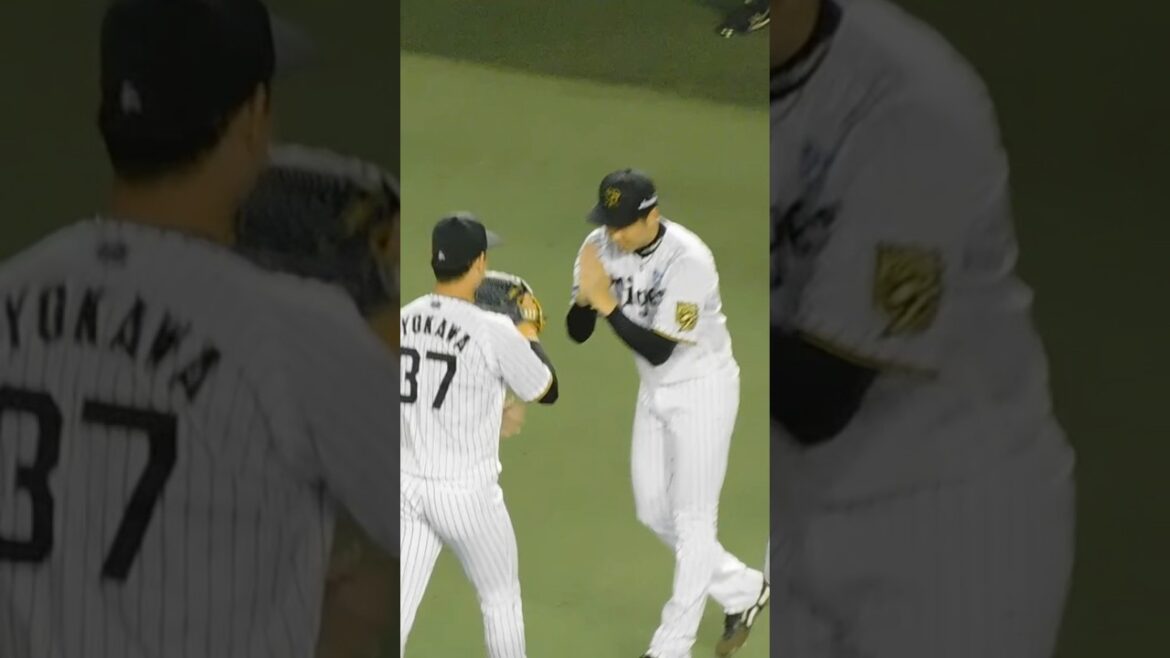 自身の残したランナーを還さず無失点でピンチを切り抜けた及川に謝罪する才木浩人 自身の残したランナーを還さず無失点でピンチを切り抜けた及川に謝罪する才木浩人