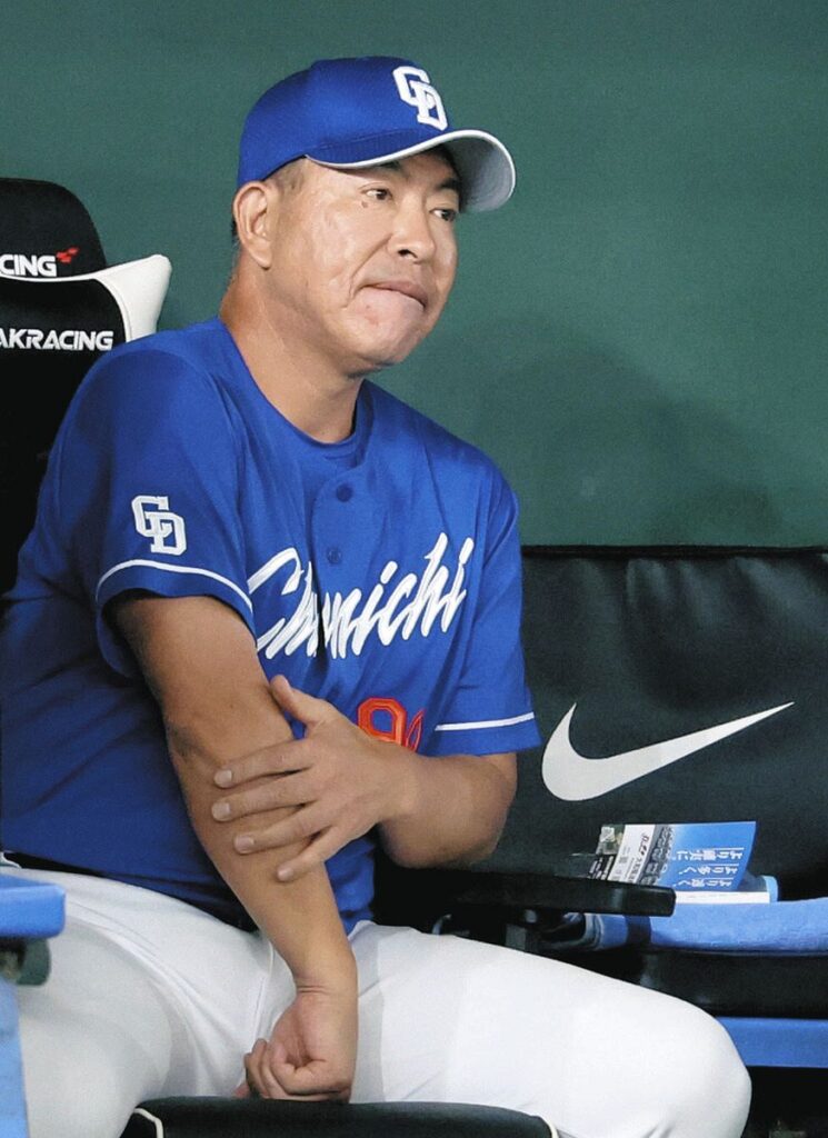 中日・井上監督、巨人に連敗「簡単にひねられてばかりでは…」 東に現れた新たな”鬼門”東京ドームでの勝利へ選手に奮起促す:中日スポーツ・東京中日スポーツ – 中日新聞Web 6回、試合を見つめる井上監督