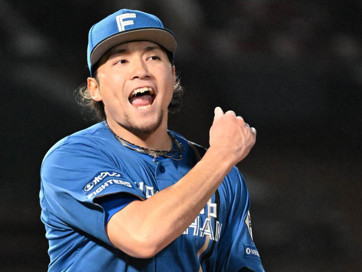伊藤大海は２失点で完投勝利を挙げ、ガッツポーズ(カメラ・竹松　明季)