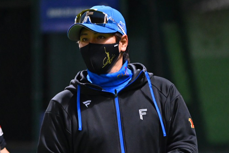 ソフトバンク戦の指揮を執った新庄剛志監督【写真：古川剛伊】