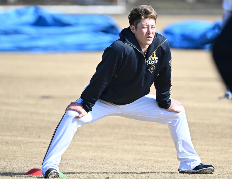 春季キャンプで別メニュー調整する吉田