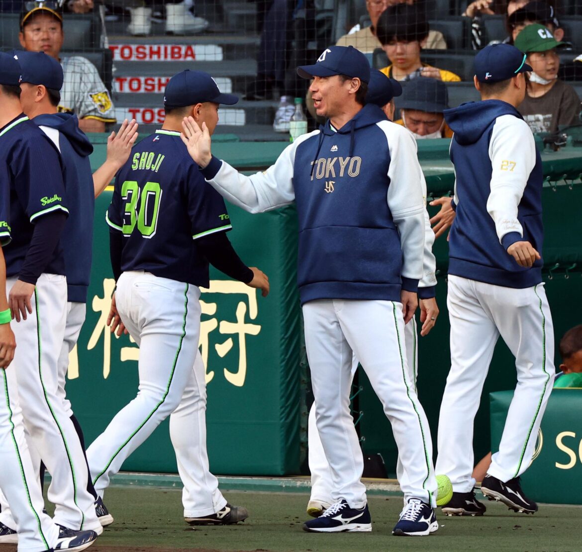 ヤクルト・高津監督が試合終了直後に見せた意外な行動 「あれはもう世間話」 本意隠すも絶妙なタイミング（デイリースポーツ） - Yahoo!ニュース - Yahoo!ニュース