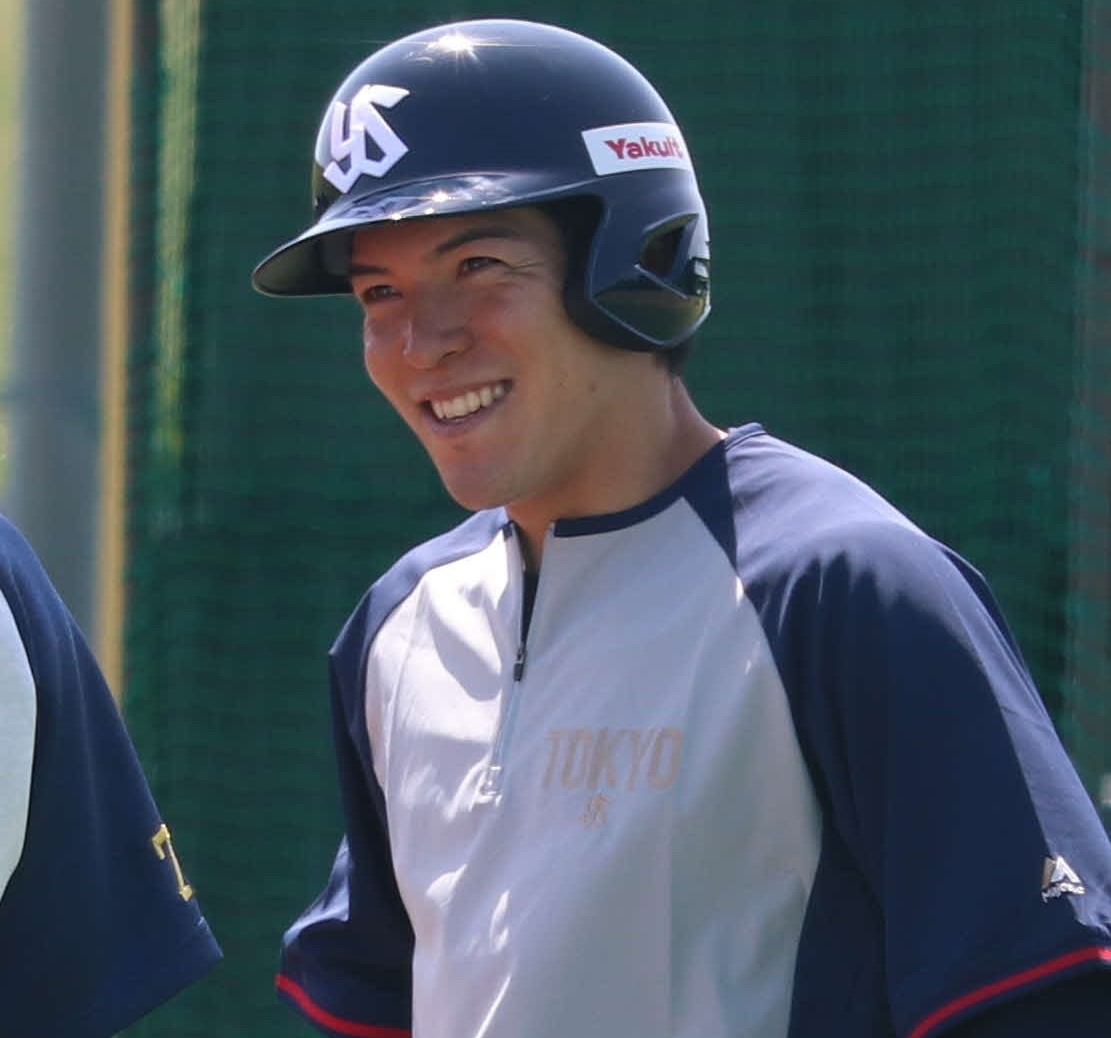 戸田球場で試合前練習に参加、笑顔を見せる