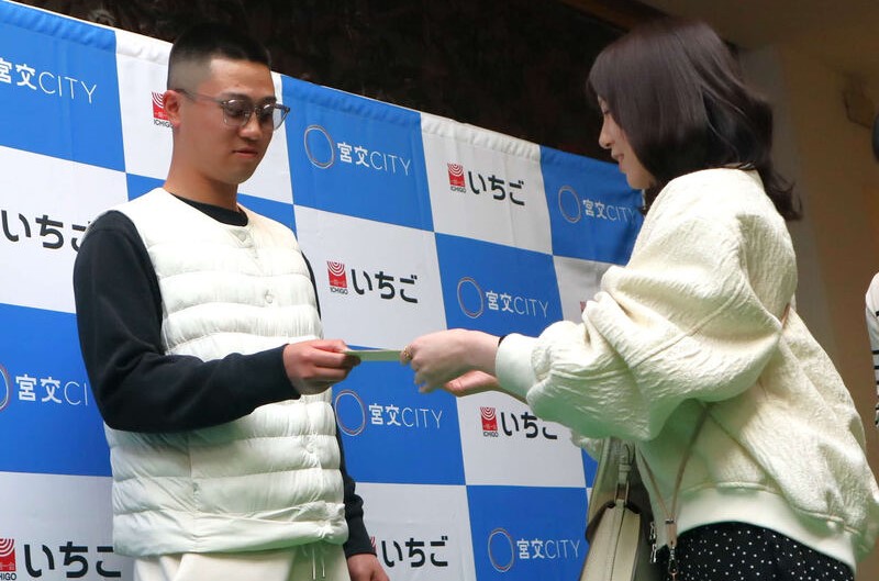 バレンタインイベントでファンへサイン色紙を手渡す才木