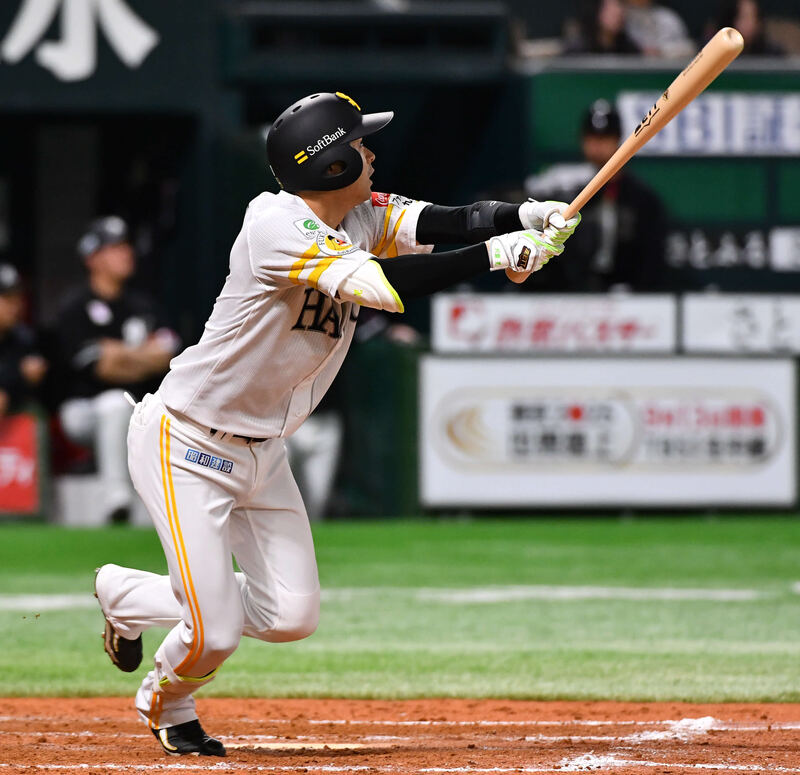 ソフトバンク対ロッテ　９回裏ソフトバンク２死満塁、川瀬は左越えに逆転サヨナラ二塁打を放つ