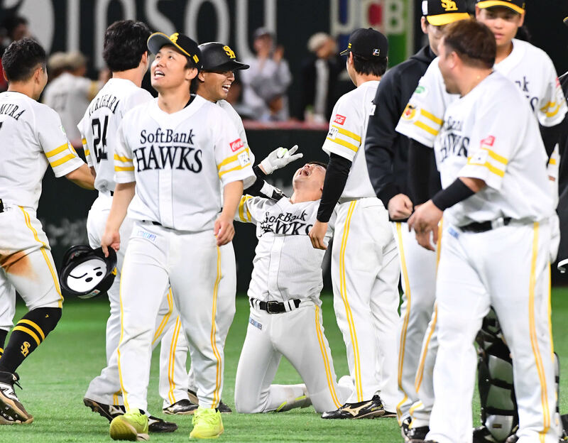 逆転サヨナラ二塁打を放ち歓喜する川瀬