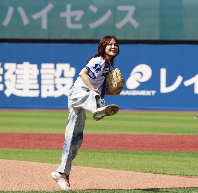 相川七瀬さんが悲願のノーバウンド始球式 ベイスターズ、ハイセンス「大画面テレビDAY」で達成(オーヴォ) – Yahoo!ニュース – Yahoo!ニュース 相川七瀬さんが悲願のノーバウンド始球式 ベイスターズ、ハイセンス「大画面テレビDAY」で達成(オーヴォ) - Yahoo!ニュース - Yahoo!ニュース