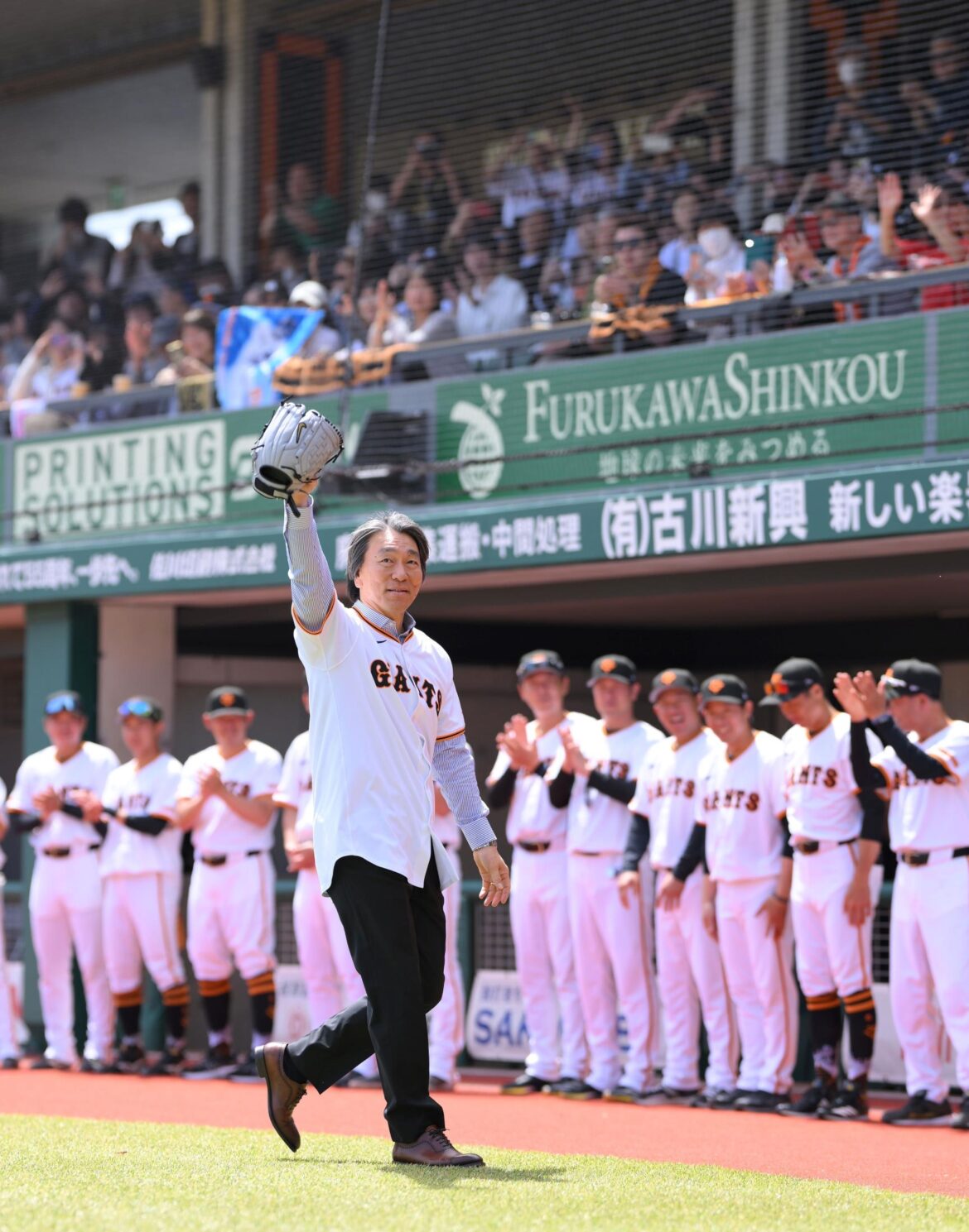 巨人 松井秀喜氏が負傷離脱の岡本和真と2軍施設で遭遇「たまたますれ違った」「代わりがいない選手」古巣にエール 2軍戦で始球式(デイリースポーツ) – Yahoo!ニュース – Yahoo!ニュース 巨人 松井秀喜氏が負傷離脱の岡本和真と2軍施設で遭遇「たまたますれ違った」「代わりがいない選手」古巣にエール 2軍戦で始球式(デイリースポーツ) - Yahoo!ニュース - Yahoo!ニュース