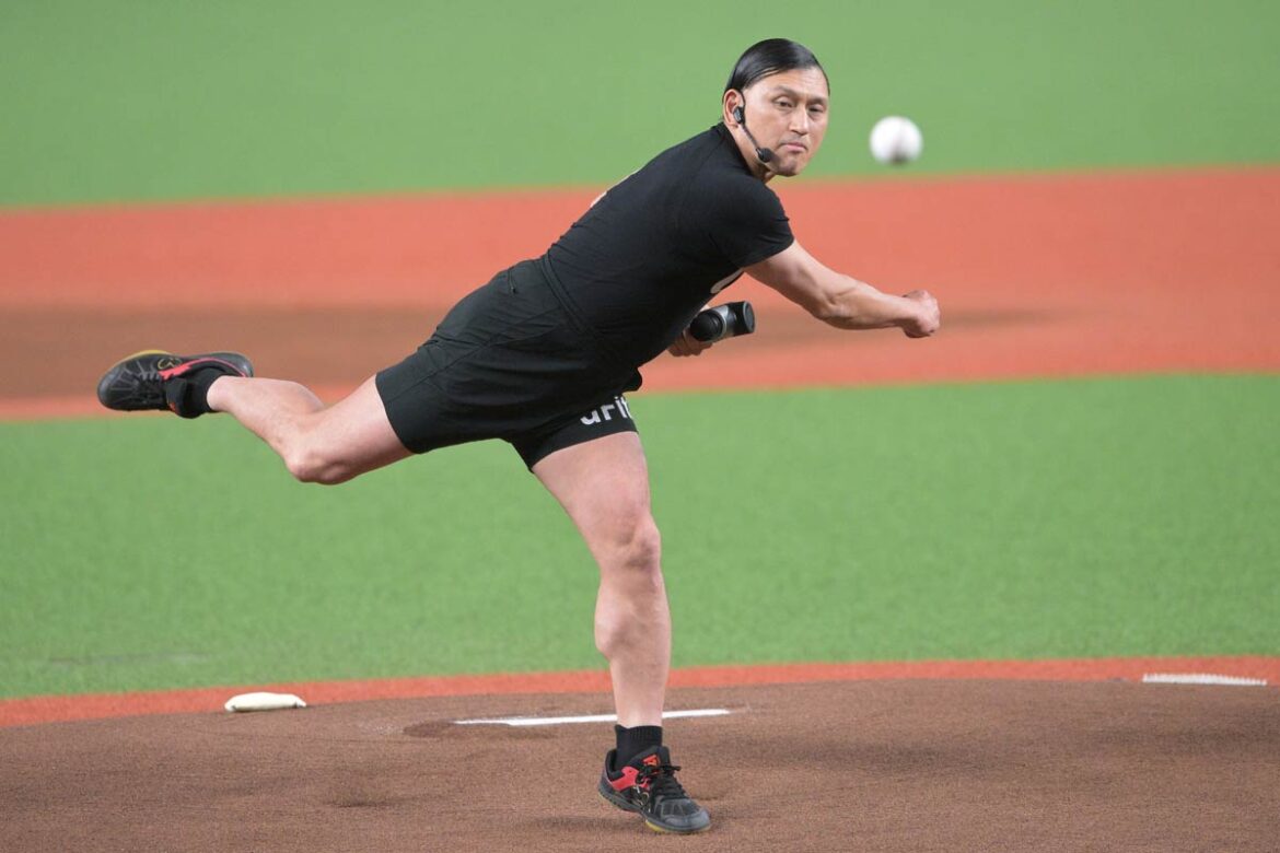 【西武】オードリー・春日俊彰がセレモニアルピッチ ２００キロ宣言も９７キロのワンバン投球（東スポWEB） - Yahoo!ニュース - Yahoo!ニュース