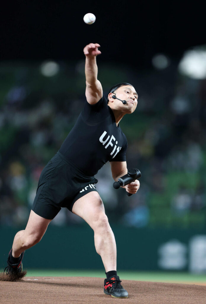 【西武】自称「ライオンズ勝利の男神」オードリー春日がセレモニアルピッチ「勝利は確実」（日刊スポーツ） - Yahoo!ニュース - Yahoo!ニュース