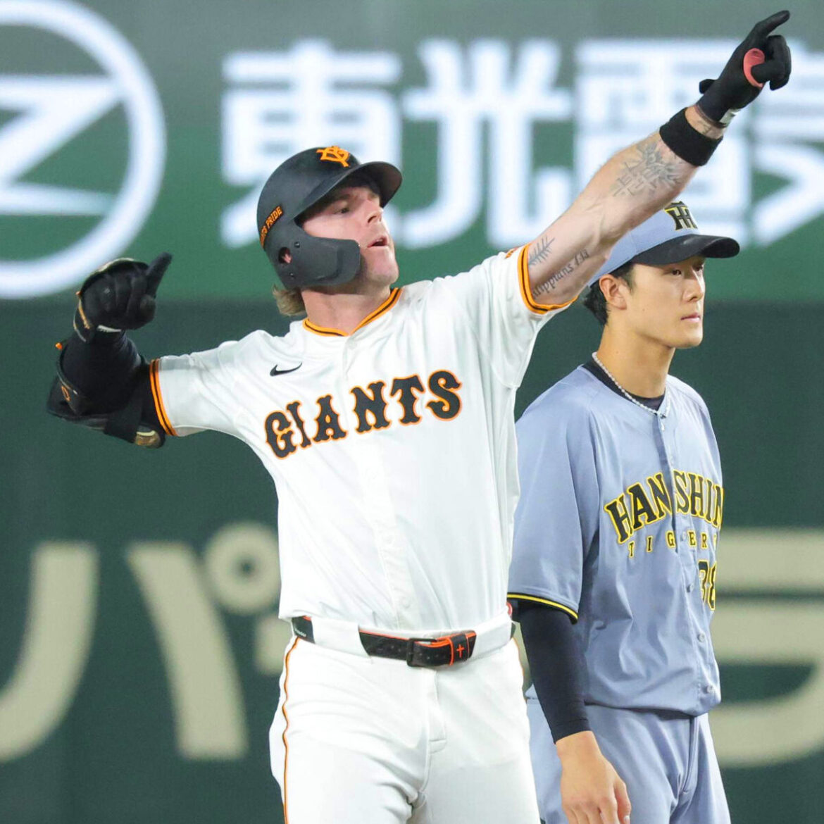 ４回２死一、二塁、適時二塁打を放ち歓声に応えるキャベッジ（カメラ・清水　武）