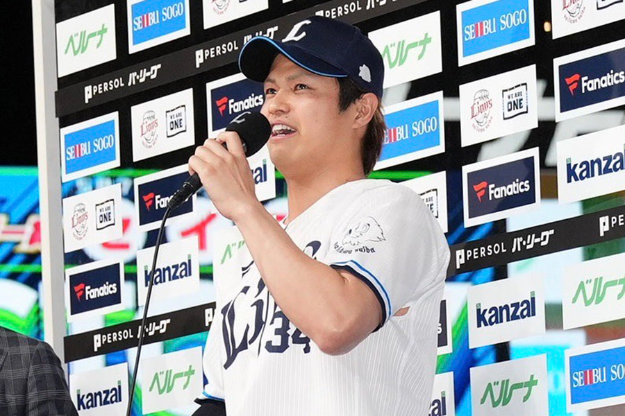 お立ち台で第2子を妊娠したことを報告した西武・甲斐野央【写真：小林靖】