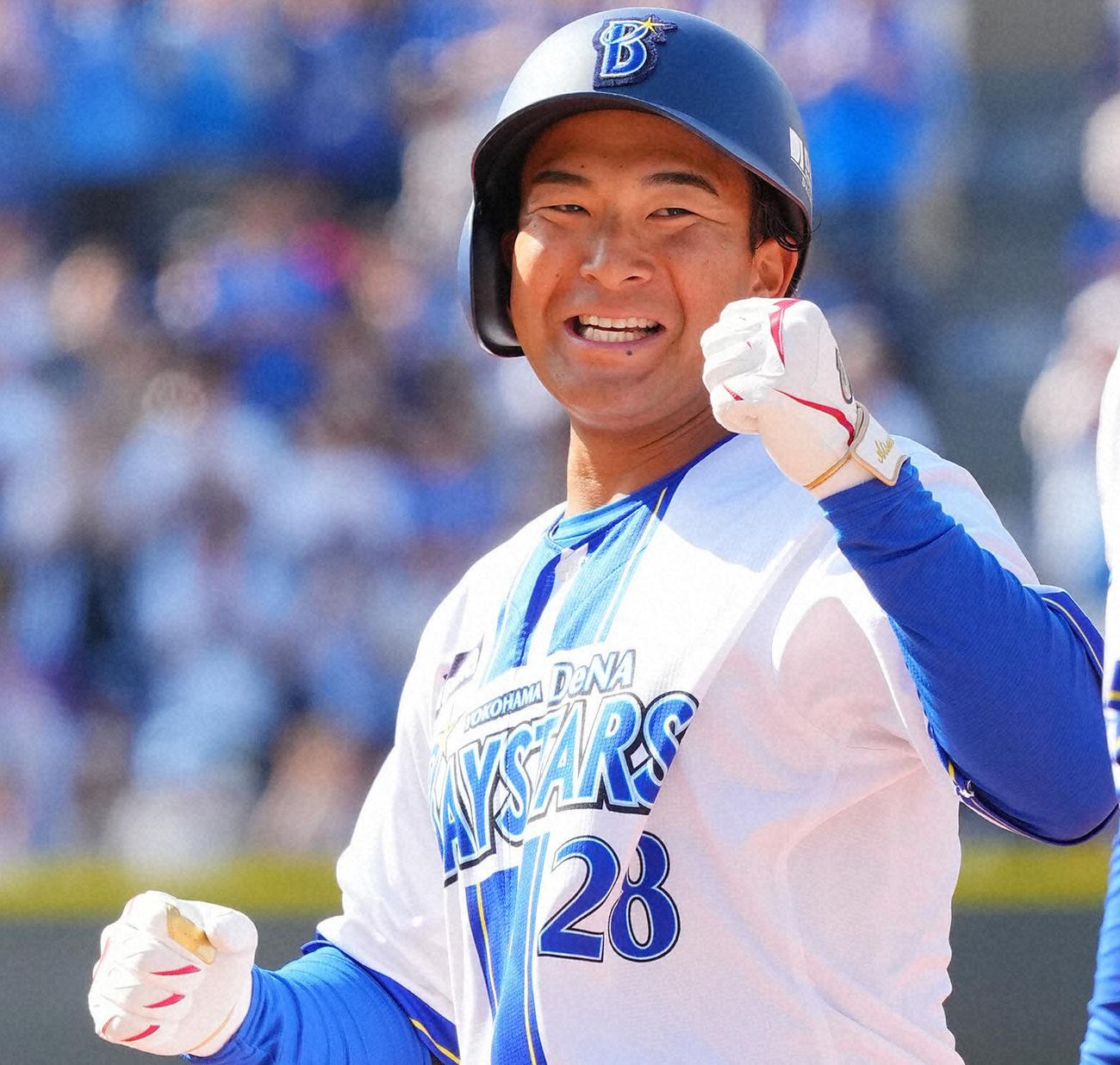 5月4日、巨人戦でプロ初安打となる中前打を放ち笑顔