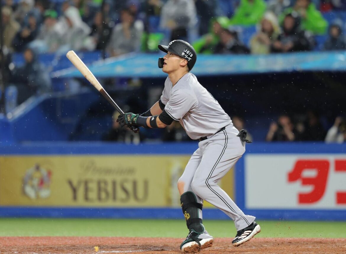 ８回無死、左飛に倒れた吉川（カメラ・今成　良輔）