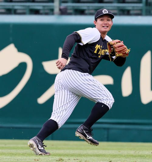 【阪神】1軍外野手が森下&近本&前川の3人だけ…捕手は4人出場選手登録 珍現象の理由とは… – nikkansports.com 阪神対中日 外野でノックを受ける森下(撮影・加藤哉)