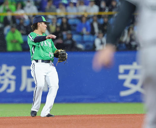 【ヤクルト】赤羽由紘が遊飛を落球 痛恨の適時失策、グラブから白球がこぼれ落ちた – nikkansports.com ヤクルト対巨人 3回表巨人2死一塁、甲斐の遊撃への飛球を落とす赤羽(由撮影・野上伸悟)