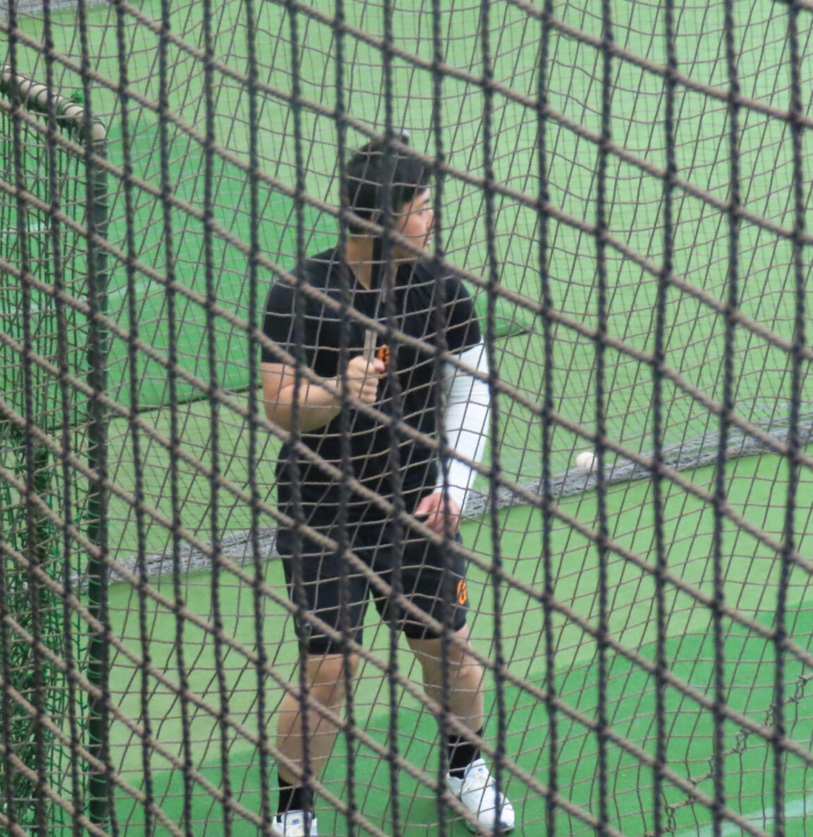 【巨人】岡本和真がジャイアンツ球場でリハビリ実施 左肘を包帯で固定し右手１本のマシン打撃も（日刊スポーツ） - Yahoo!ニュース - Yahoo!ニュース