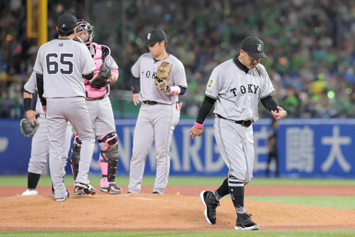 ６回１死で登板の石川達也に球を渡しベンチへと引き揚げる阿部慎之助監督（カメラ・今成　良輔）