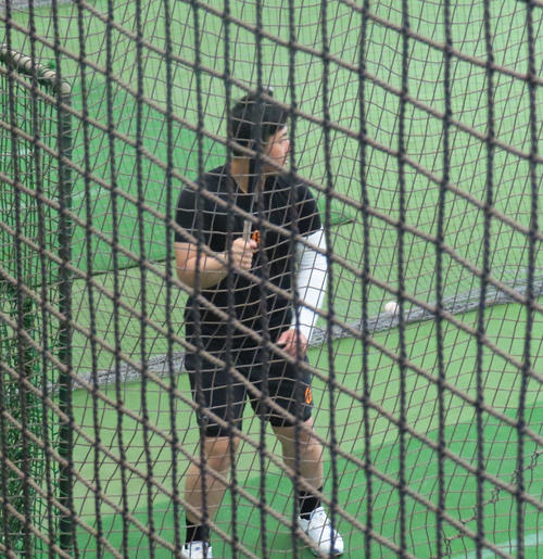【巨人】岡本和真がジャイアンツ球場でリハビリ実施 左肘を包帯で固定し右手1本のマシン打撃も – nikkansports.com 右手1本で打撃練習を行う巨人岡本(撮影・水谷京裕)